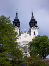 Blick von der Aussichtsterrasse auf die sich darüber erhebende Wallfahrtskirche auf dem Linzer Pöstlingberg