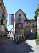 Steyr, links "die Enge", rechts das Tor, durch das man aufwärts zum Schloss gelangt