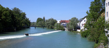 Steyr, Blick von der Brücke steyraufwärts in Richtung Museum Arbeitswelt