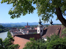 Steyr, Blick von der Taborstiege auf die Michaelerkirche und die Altstadt