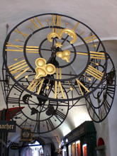 Steyr, wasserbetriebene Uhr in einer Arkade am Stadtplatz