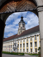Stift St. Florian, Blick durch das Eingangstor